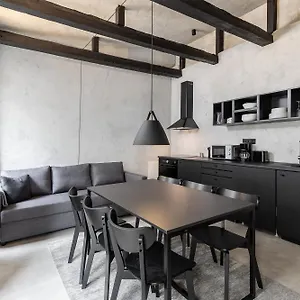 https://black-white-41sqm-2room-maisonette-apt-near-center.find-berlin-hotels.com